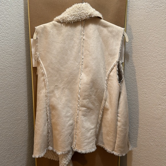Knox Rose Suede Faux Fur Vest size Large - longer in front - Picture 3 of 4